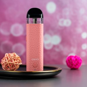 Aspire Minican 4 粉色主機擺拍於夢幻粉紫背景，展現時尚氣質風格