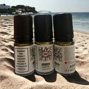 Nostal 懷舊系列電子煙油全系列瓶身展示照(1981~1987年款)陳列於雪地背景中