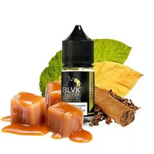 BLVK 焦糖菸草煙油瓶身設計，深棕色與琥珀色標籤融合煙草與甜感意象