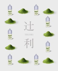 辻利 TSUJIRI 煙油主視覺合照｜抹茶粉與煙油瓶陳列・日式茶道氛圍
